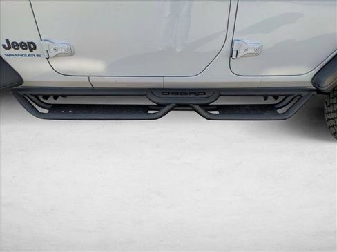 Used 2025 Jeep Wrangler Willys image 9