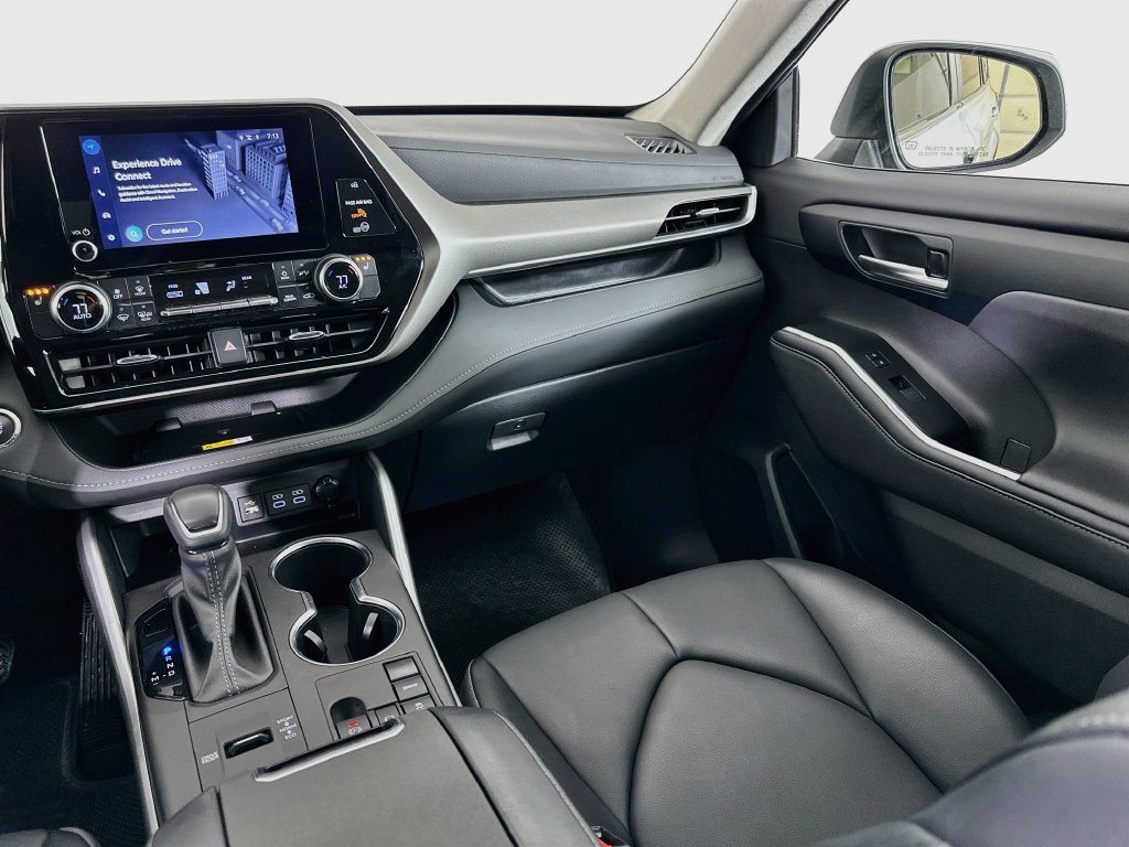 Used 2023 Toyota Highlander XLE FWD image 23