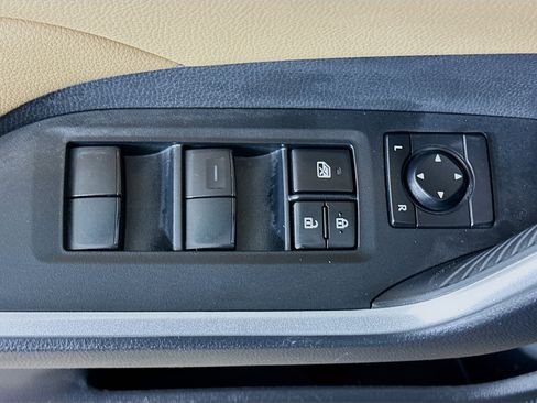 Used 2021 Toyota RAV4 XLE w/ Convenience Package image 15