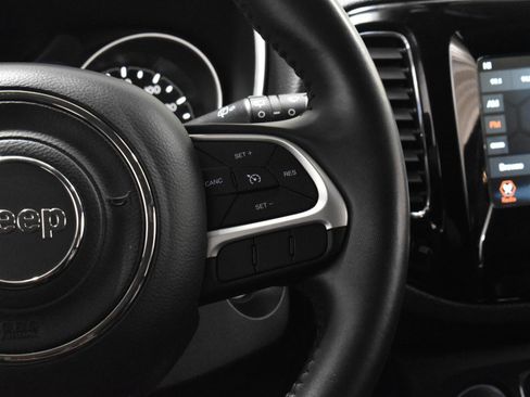 Used 2019 Jeep Compass Latitude FWD image 11
