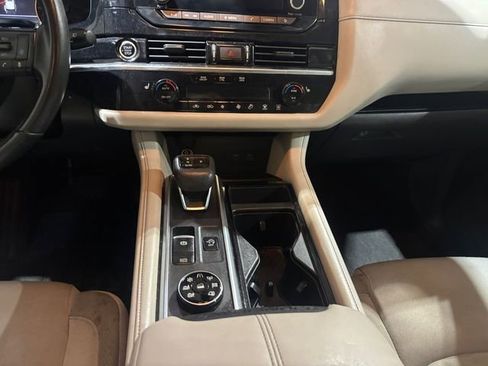 Used 2023 Nissan Pathfinder SV w/ SV Premium Package image 11