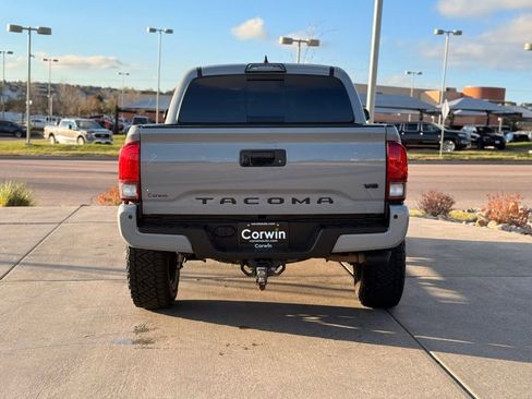 Used 2019 Toyota Tacoma TRD Off-Road AWD/4WD image 7