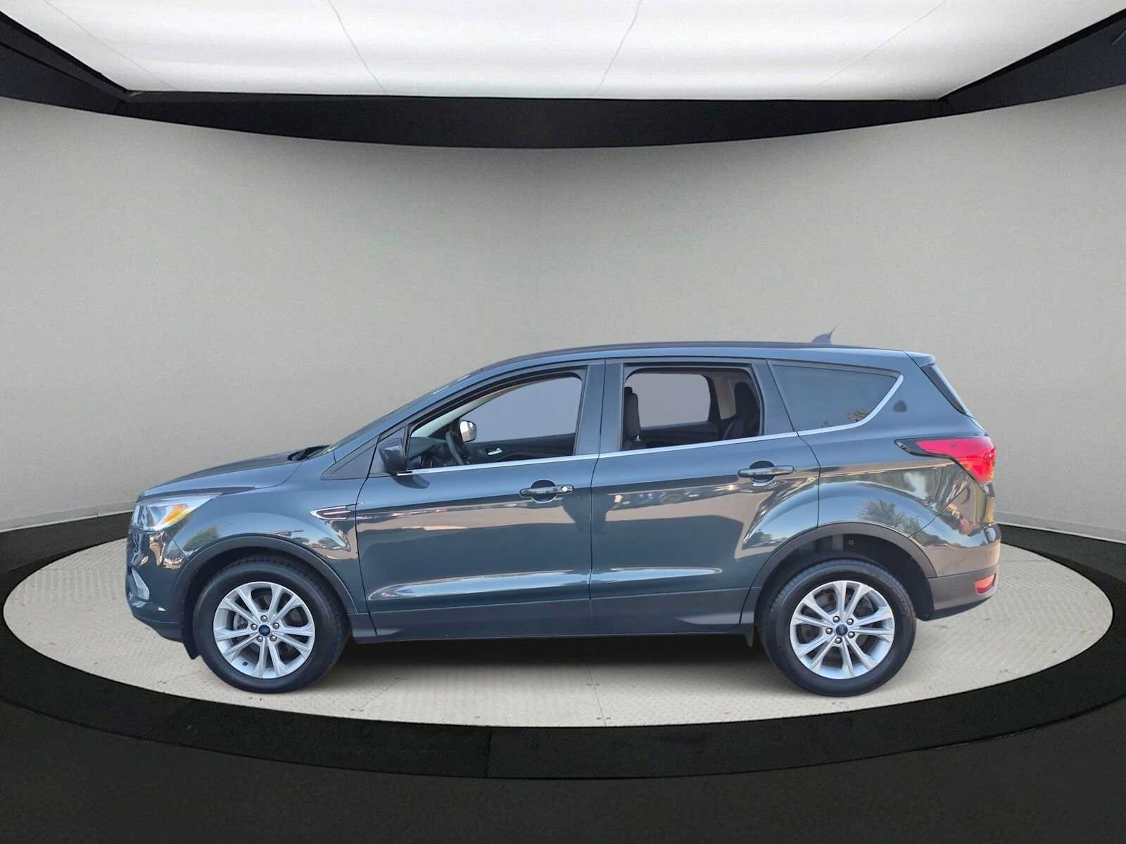 Used 2019 Ford Escape SE FWD image 5