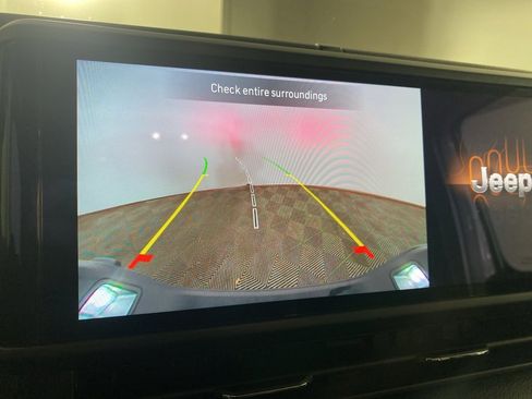 Used 2025 Jeep Gladiator Sport image 4