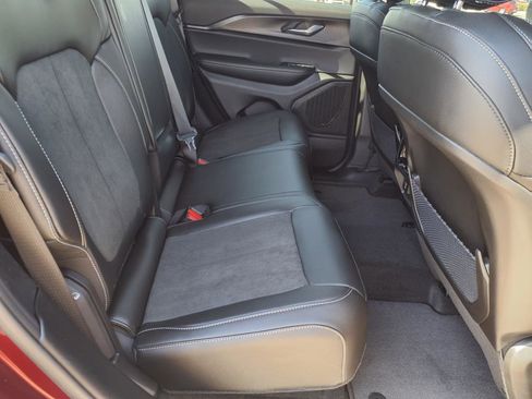 New 2025 Jeep Grand Cherokee Altitude image 9