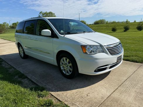 Used 2016 Chrysler Town & Country Touring FWD image 8