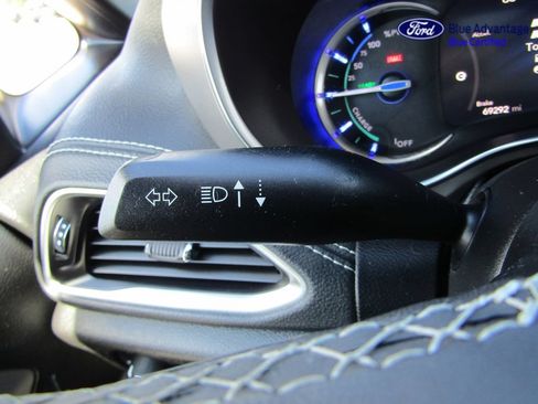 Used 2022 Chrysler Pacifica Limited w/ Uconnect Theater Family Group FWD image 36