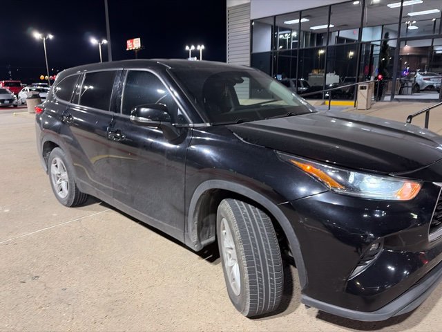 Used 2021 Toyota Highlander LE FWD image 1