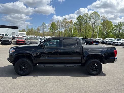 Used 2021 Toyota Tacoma SR5 AWD/4WD image 2