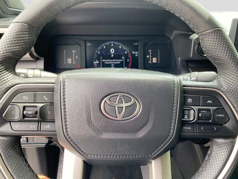 Used 2025 Toyota Tacoma SR5 AWD/4WD image 17