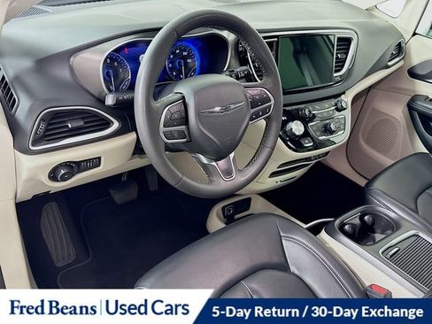 Used 2023 Chrysler Pacifica Touring-L FWD image 12