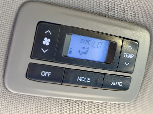 Used 2019 Toyota Sienna LE w/ Carpet Mat Package FWD image 31