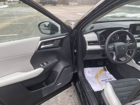 New 2026 Mitsubishi Outlander SE image 10