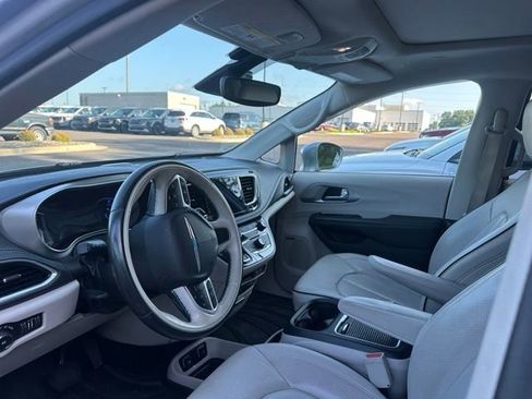 Used 2018 Chrysler Pacifica Limited w/ Advanced Safetytec Group FWD image 10