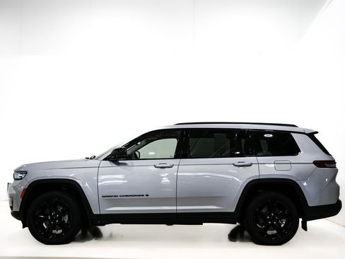 Used 2023 Jeep Grand Cherokee L Limited w/ Black Appearance Package AWD/4WD image 6