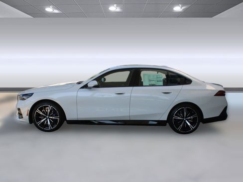 Used 2026 BMW 530i xDrive w/ M Sport Package AWD/4WD image 2
