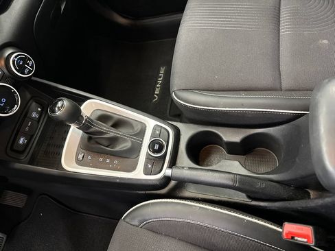 Used 2023 Hyundai Venue Limited w/ Cargo Package FWD image 29