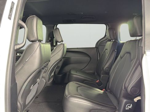 Used 2025 Chrysler Pacifica Select FWD image 17