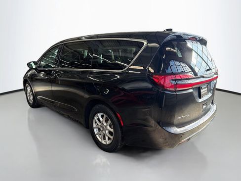 Used 2023 Chrysler Pacifica Touring-L image 7