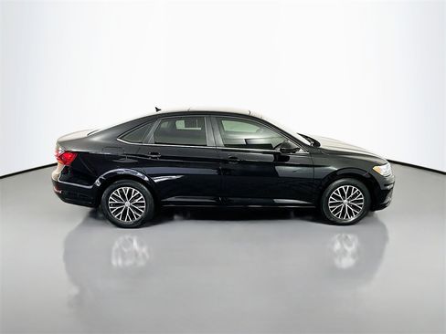 Used 2019 Volkswagen Jetta SE w/ Cold Weather Package image 8