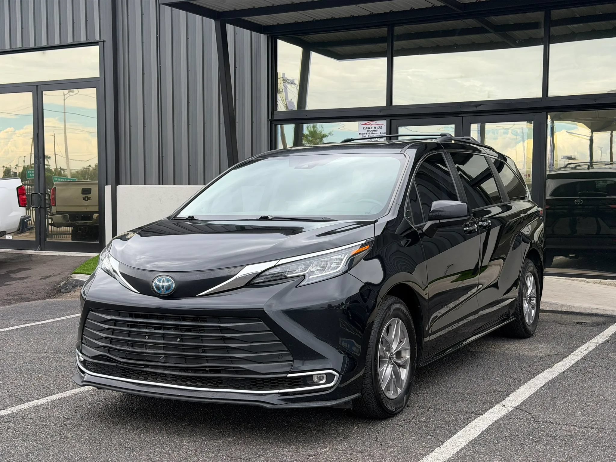 Used 2022 Toyota Sienna XLE w/ XLE Plus Package FWD image 1