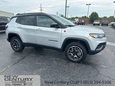 Used 2025 Jeep Compass Trailhawk AWD/4WD image 3