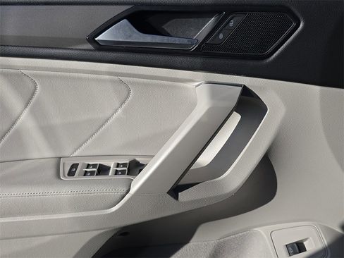 Used 2022 Volkswagen Tiguan SE image 32