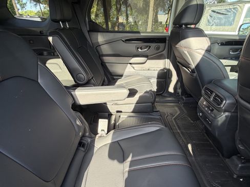 Used 2025 Honda Pilot TrailSport image 40