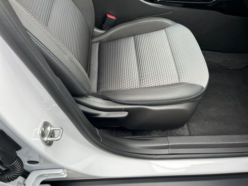 Used 2025 Chevrolet Trax LT image 27