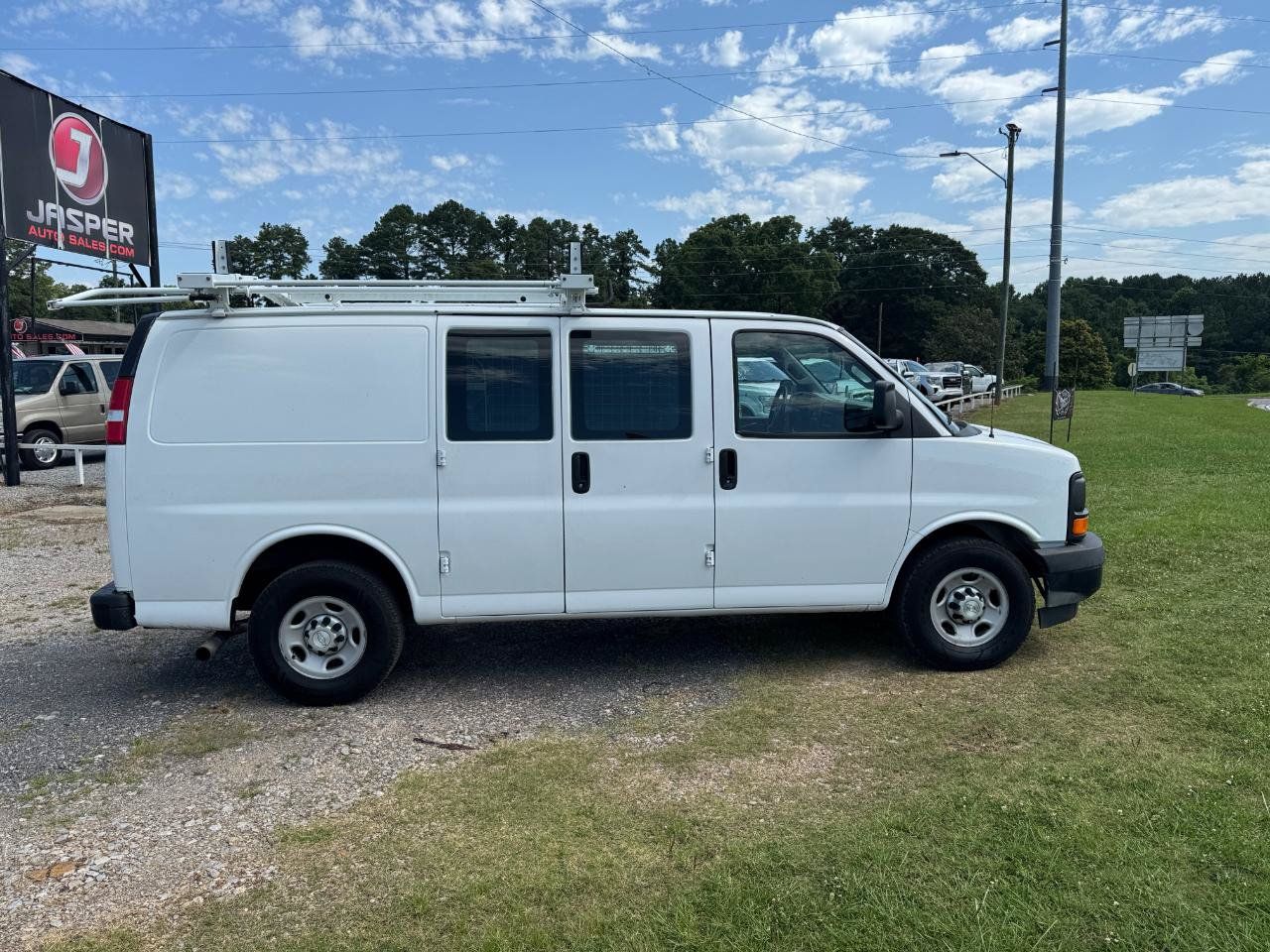 Used 2017 Chevrolet Express 2500 RWD image 2