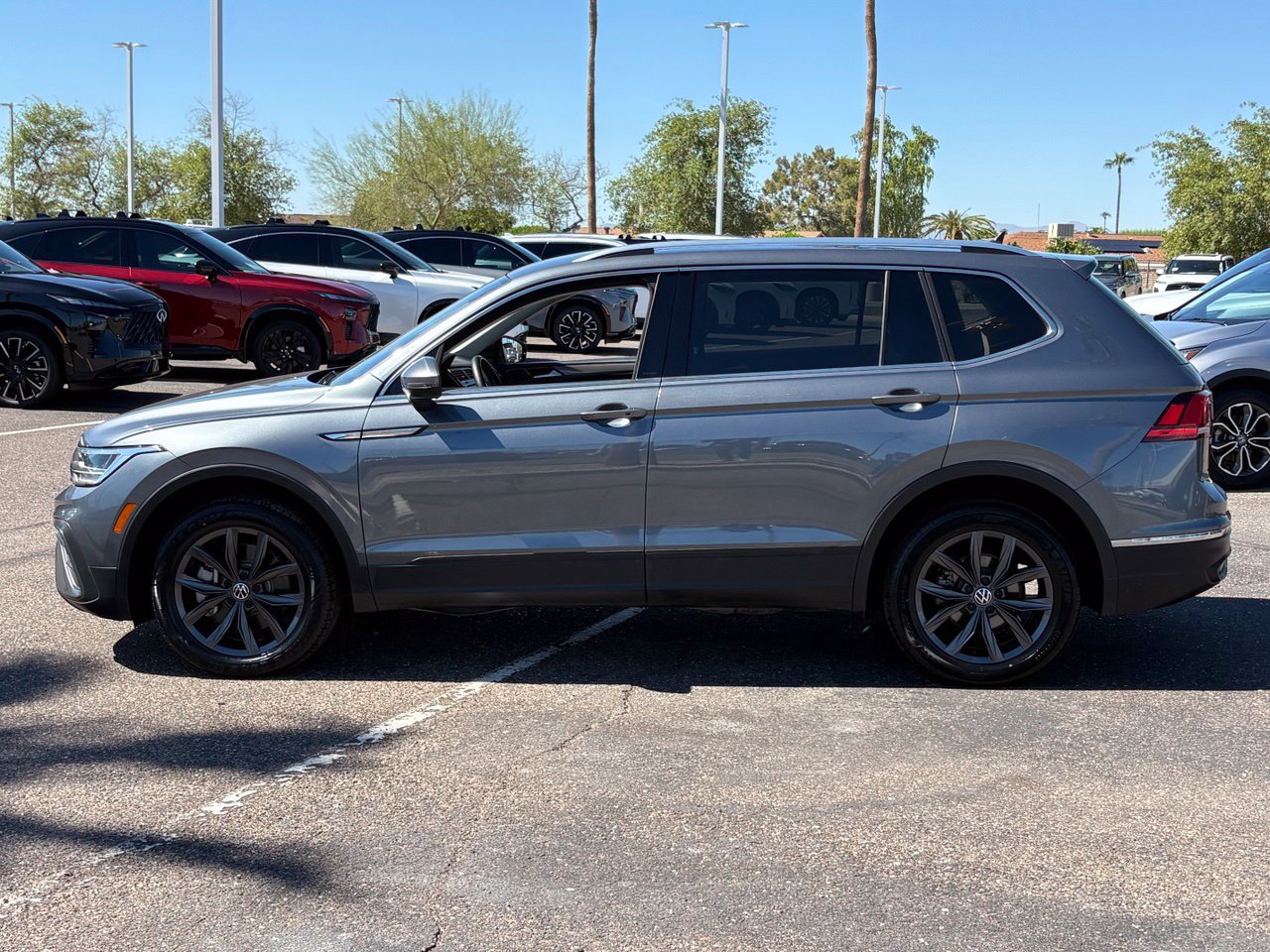 Used 2023 Volkswagen Tiguan SE FWD image 3