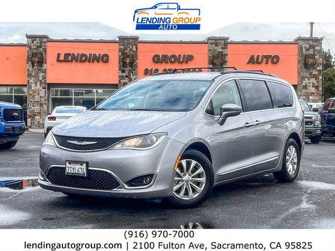 Used 2017 Chrysler Pacifica Touring-L image 1