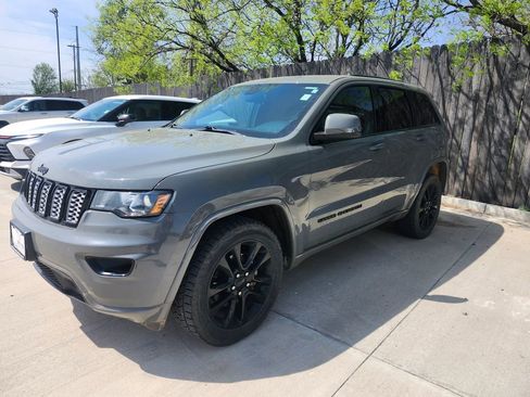 Used 2020 Jeep Grand Cherokee Altitude image 2