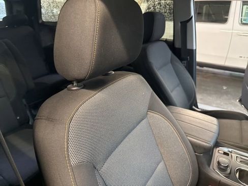 Used 2020 Chevrolet Traverse LT image 38