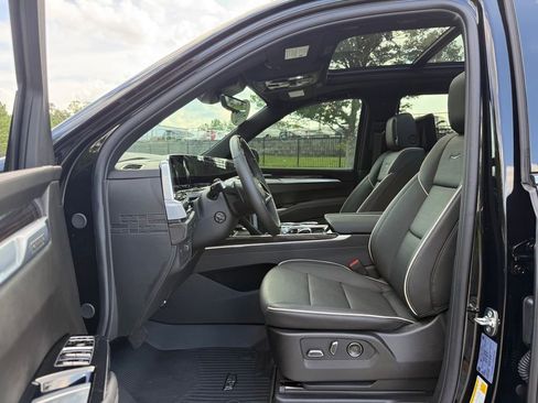 Used 2026 Cadillac Escalade Luxury w/ LPO, Floor Liner Package AWD/4WD image 26