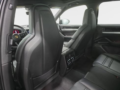Used 2024 Porsche Cayenne AWD/4WD image 12