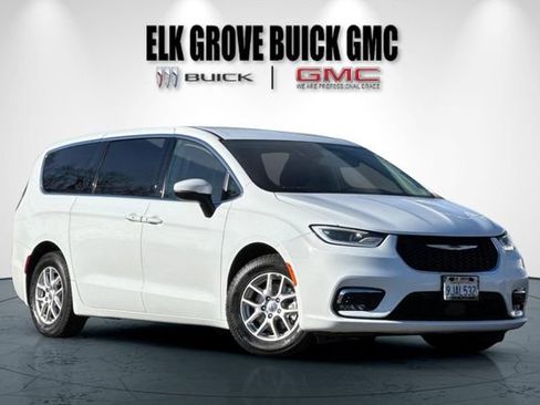 Used 2023 Chrysler Pacifica Touring-L image 2