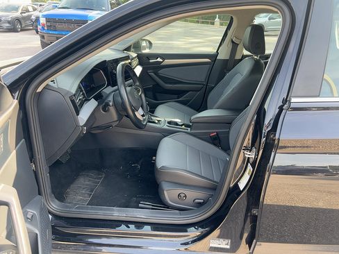 Used 2025 Volkswagen Jetta SE FWD image 11