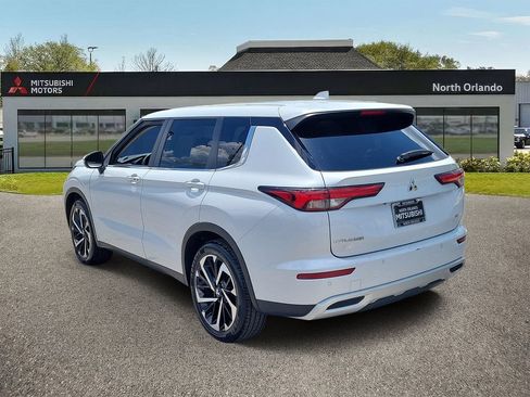 Used 2024 Mitsubishi Outlander SE FWD image 2
