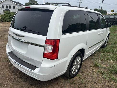Used 2016 Chrysler Town & Country Touring FWD image 5