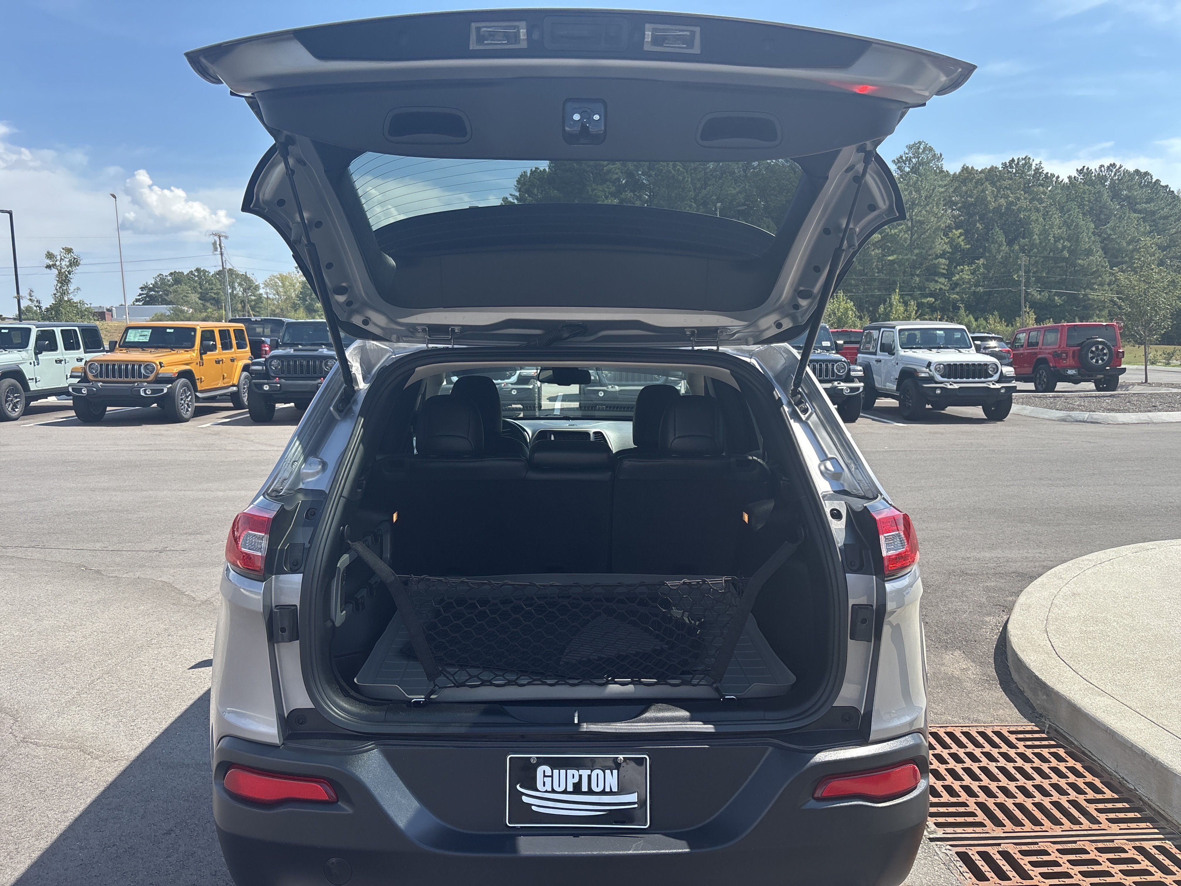 Used 2015 Jeep Cherokee Limited FWD image 36