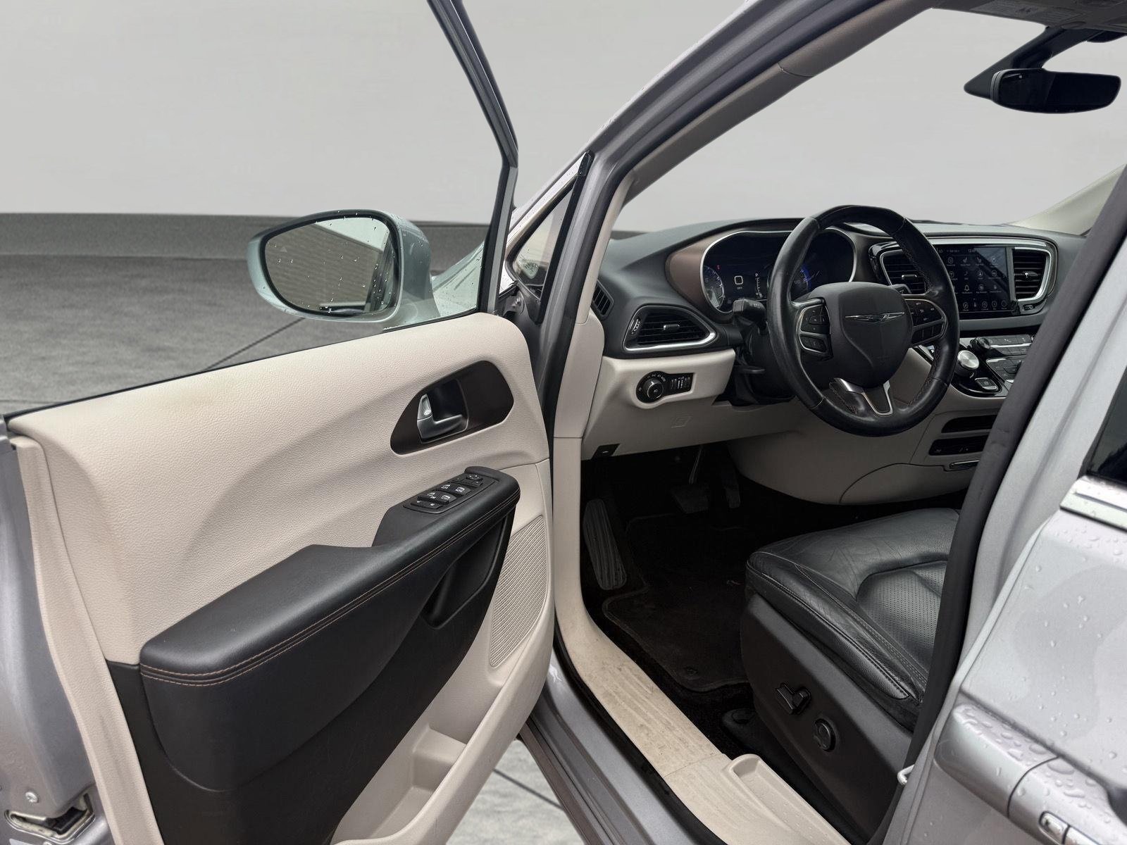 Used 2018 Chrysler Pacifica Touring-L Plus FWD image 17