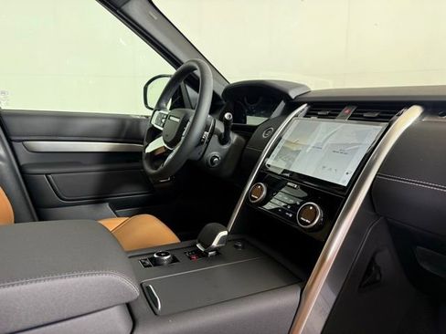 Certified 2025 Land Rover Discovery Dynamic SE image 36
