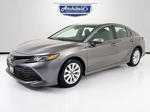 Used 2018 Toyota Camry LE image 3
