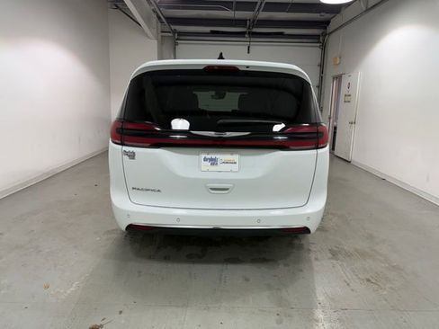 Used 2024 Chrysler Pacifica Touring-L image 5