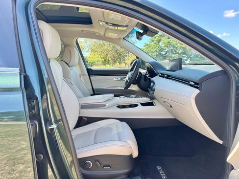 Used 2023 Genesis GV70 2.5T w/ Advanced Package AWD/4WD image 10