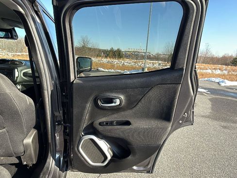 Used 2019 Jeep Renegade Latitude w/ Cold Weather Group image 19