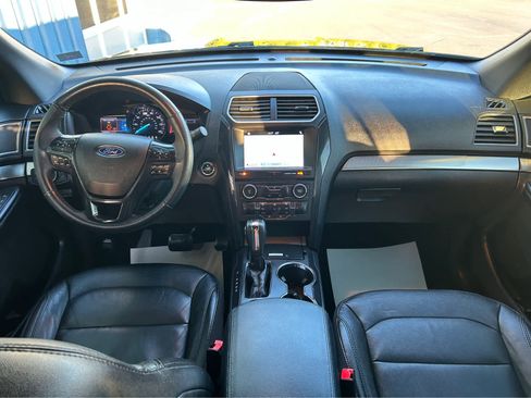Used 2018 Ford Explorer XLT w/ Equipment Group 202A image 8