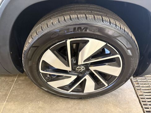 Used 2025 Volkswagen Atlas SE AWD/4WD image 13