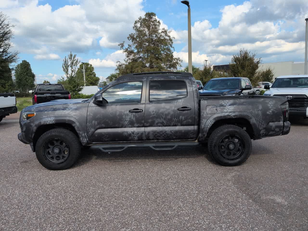 Used 2017 Toyota Tacoma TRD Sport w/ Tow Package (A/T) AWD/4WD image 3